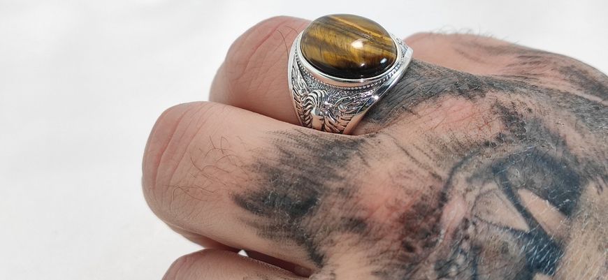 Срібний чоловічий перстень &laquo;Африканський крилатий лев&raquo; з натуральним тигровим оком